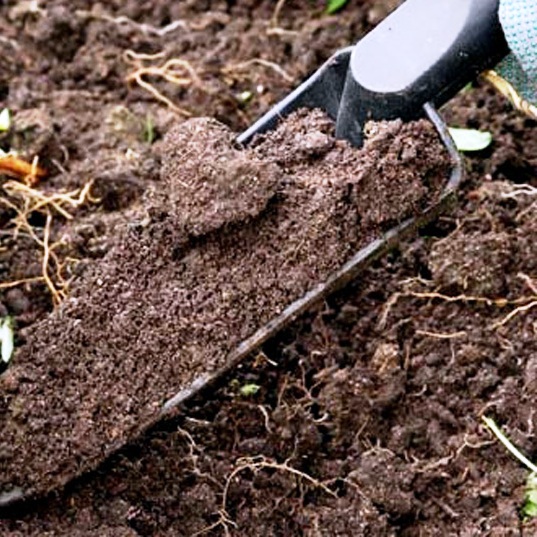 Весенняя подготовка почвы: перекапывание и внесение удобрений