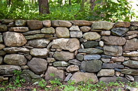 Забор из камня - просто и красиво